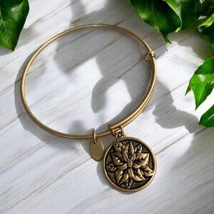 Chrysalis Petite Poinsettia Expandable Bangle In 14k Gold Plate OS